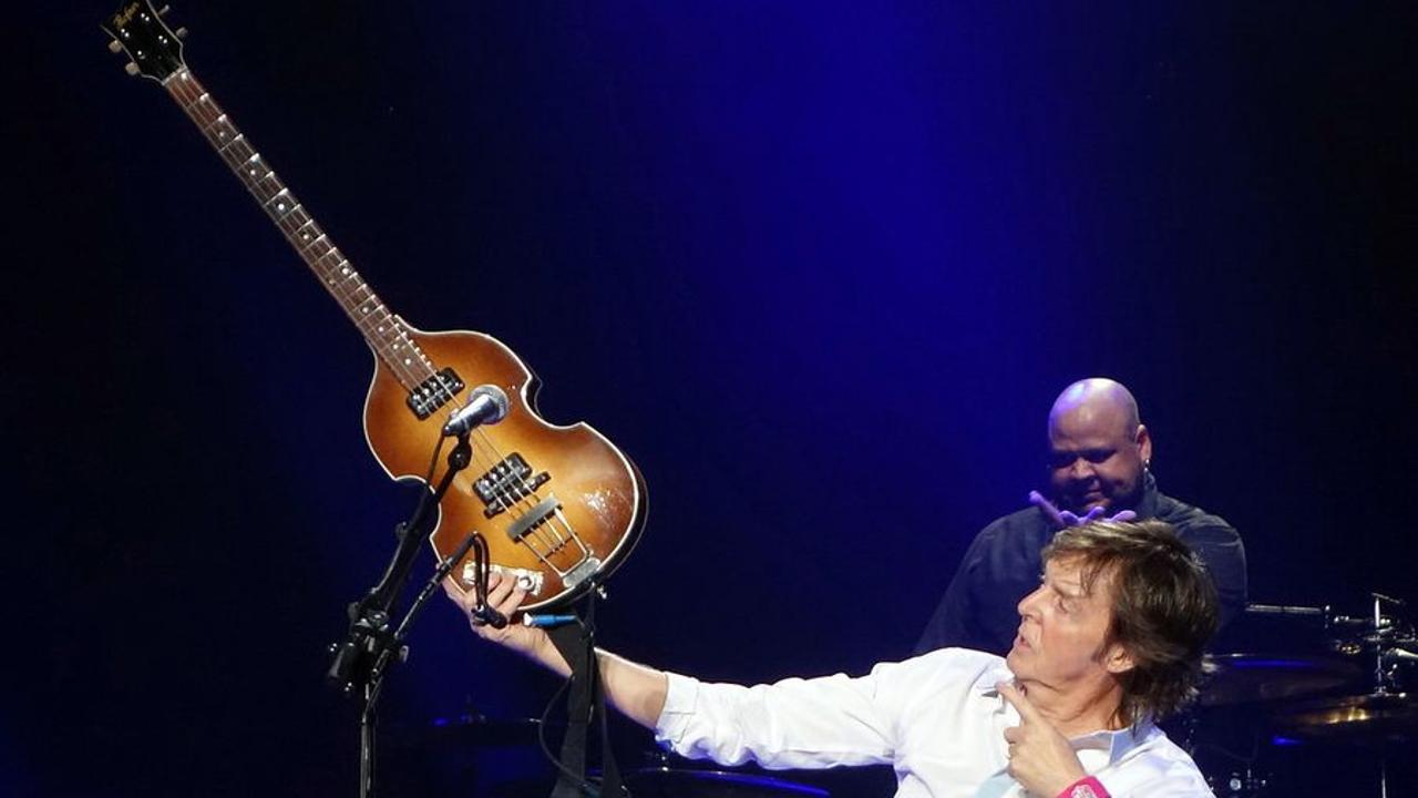 ¡Por fin el bajo Hofner perdido de Paul McCartney ha sido devuelto!
