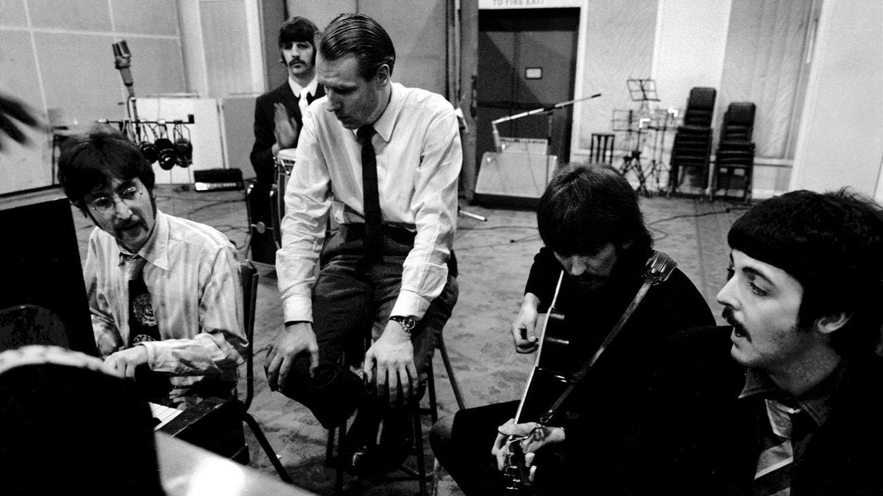 George Martin habla sobre su reunión con los Beatles en un clip recientemente revelado