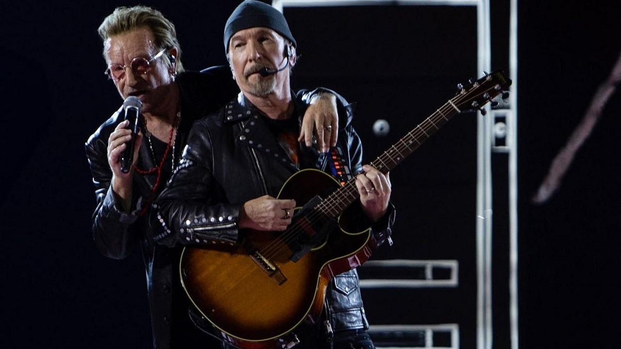 U2 rinde un homenaje a Shane MacGowan con una muy emotiva versión de: “A Rainy Night In Soho”