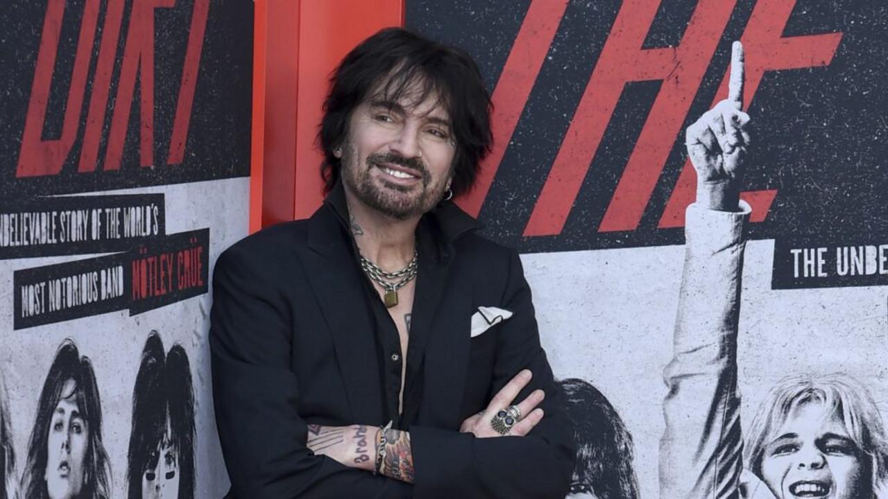 El baterista de Mötley Crüe, Tommy Lee, enfrenta una demanda de agresión sexual