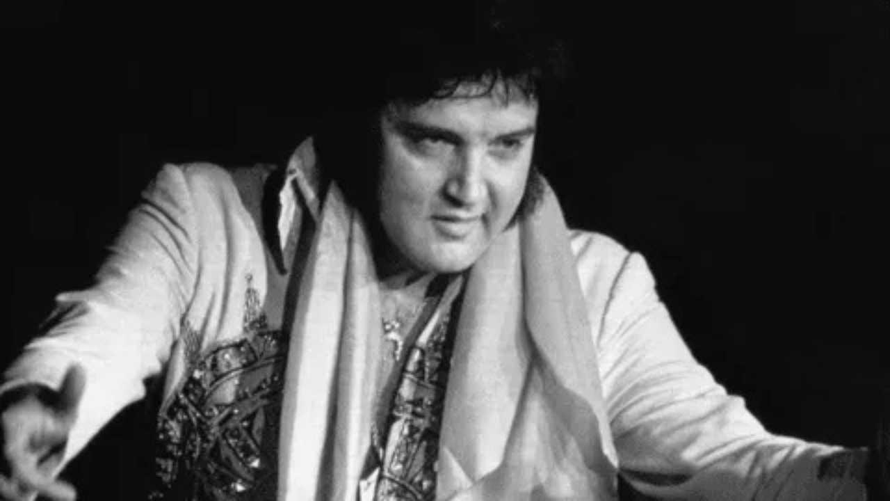 slide Elvis Presley y su último concierto: la ovación que selló su leyenda